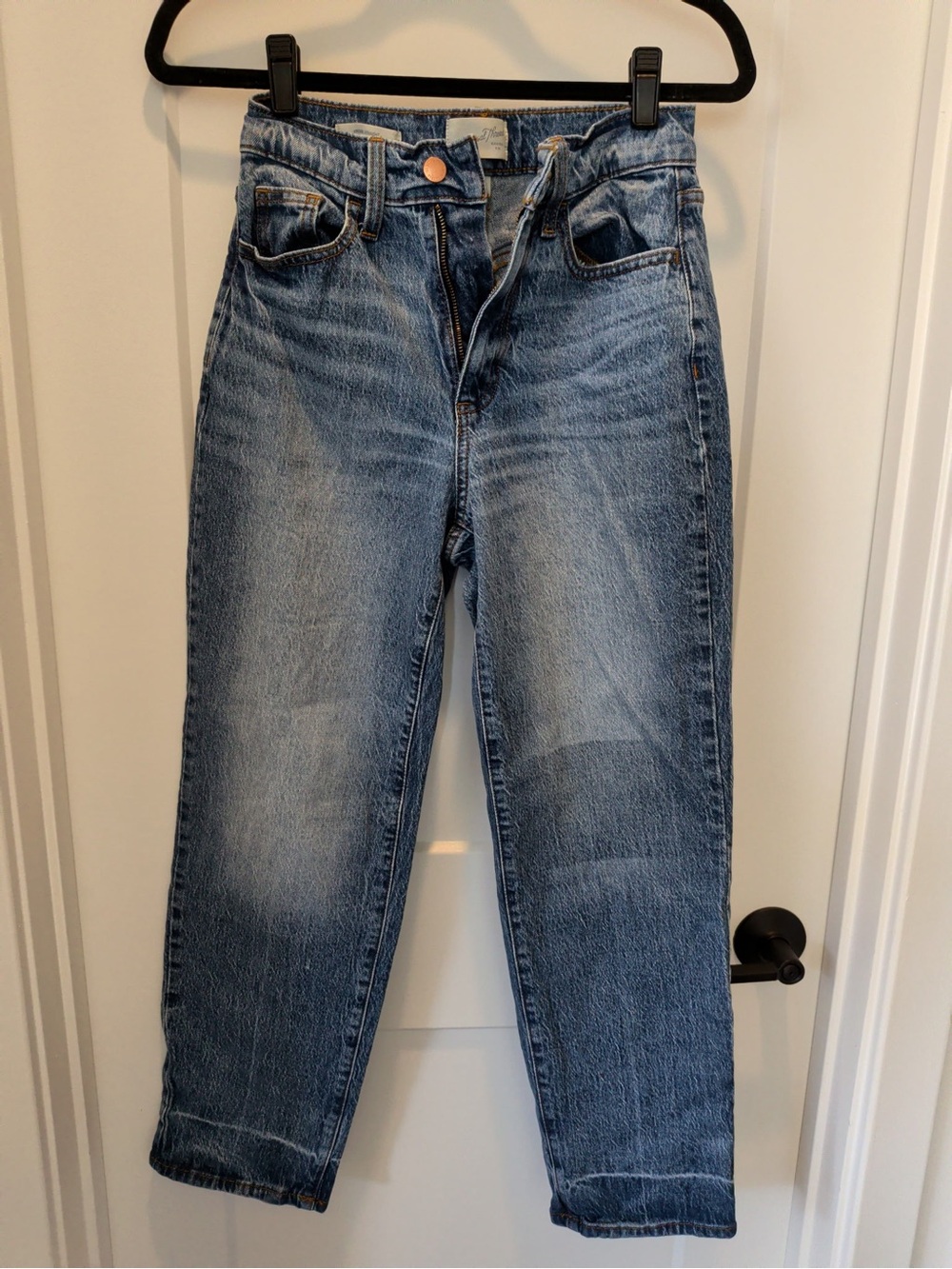 Universal Thread Women's Light Blue Straight-Leg Jeans